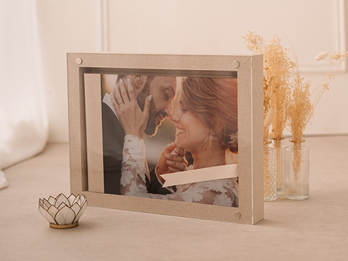 Frame Book esposto su un mobile
